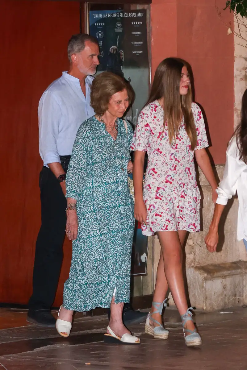 Los Reyes y sus hijas acuden al cine con la Reina Sofía