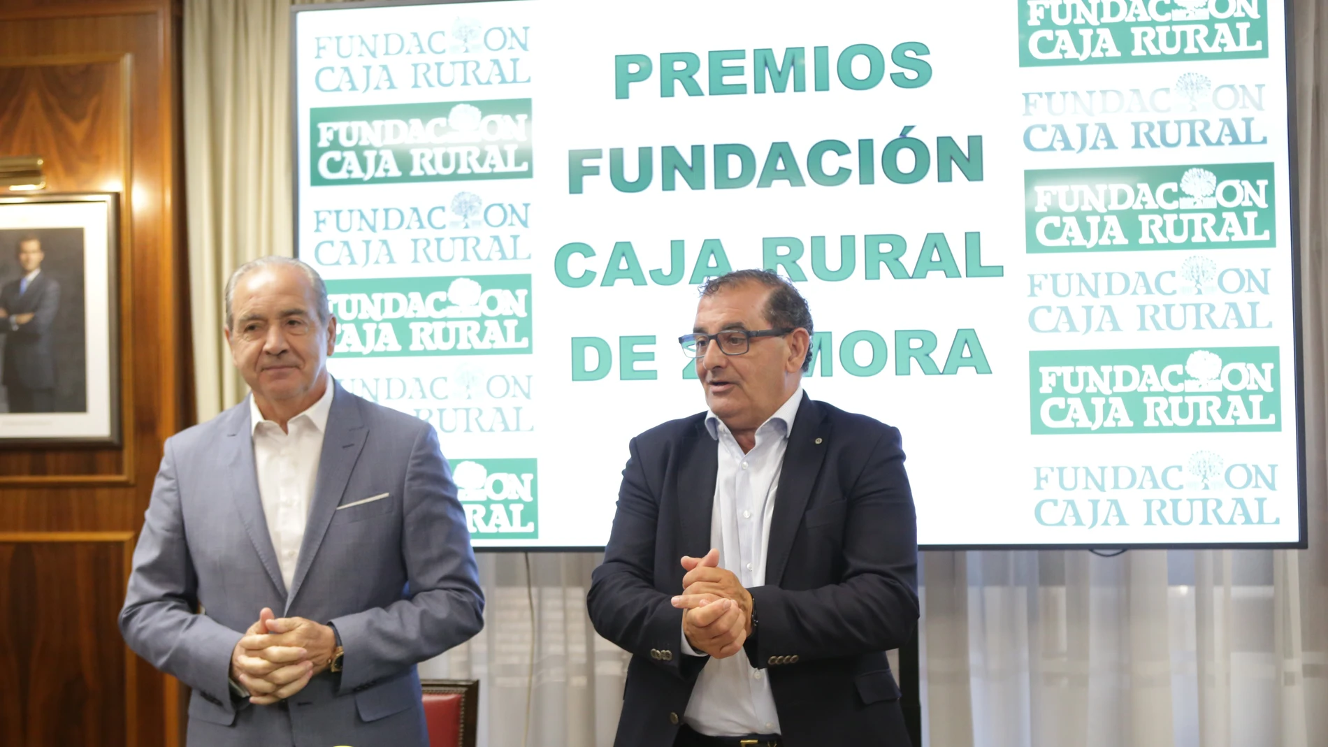 El director general de Caja Rural de Zamora, Cipriano García, y el director de Comunicación y responsable de la Fundación, Narciso Prieto.