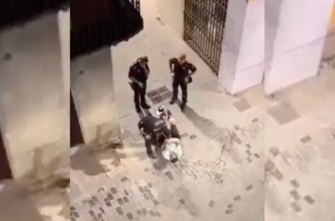 Captura del vídeo en el que un agente agrede a un hombre en Olot, Girona