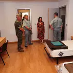 Robles visita una de las habitaciones de la Academia General Militar de Zaragoza
