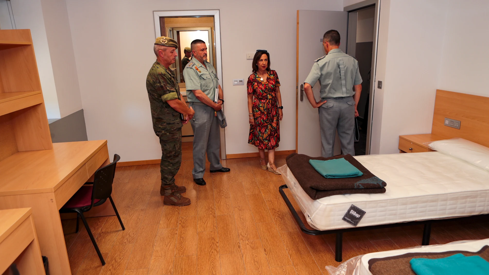 Robles visita una de las habitaciones de la Academia General Militar de Zaragoza