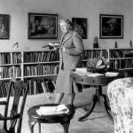 Agatha Christie en la biblioteca de Greenway House. 