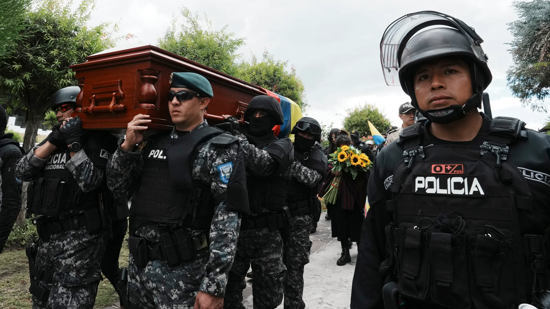 Police carry the remains of slain presidential candidate Fernando Villavicencio to a chapel before his burial Camposanto Monteolivo cemetery in Quito, Ecuador, Friday, Aug. 11, 2023. The 59-year-old was fatally shot at a political rally on Aug. 9 in Quito. (AP Photo/Dolores Ochoa)