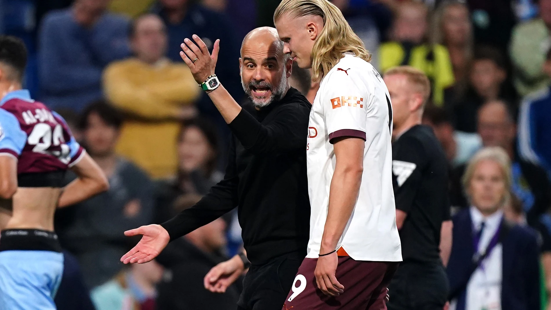 11 August 2023, United Kingdom, Burnley: Manchester City manager Pep Guardiola speaks to Erling Haaland at the half time of the English Premier League soccer match between Burnley and Manchester City at Turf Moor. Photo: Mike Egerton/PA Wire/dpa 11/08/2023 ONLY FOR USE IN SPAIN