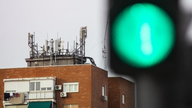 Torres antenas repetidores de telefonía sobre edificios en Madrid.