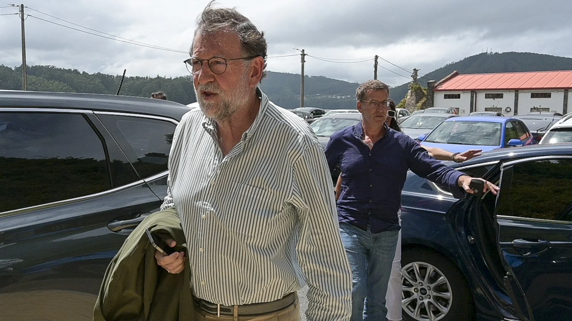 El expresidente del Gobierno Mariano Rajoy (i) junto al líder del PP, Alberto Núñez-Feijóo (d), a su llegada a un restaurante en Cedeira, A Coruña, este viernes. EFE/ Moncho Fuentes