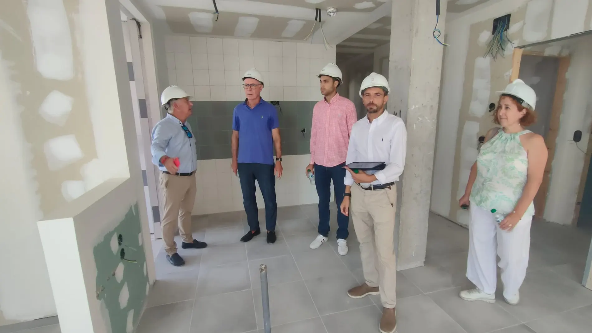El concejal de Planificación Urbanística, Antonio Navarro, visitó ayer las obras de las nuevas viviendas