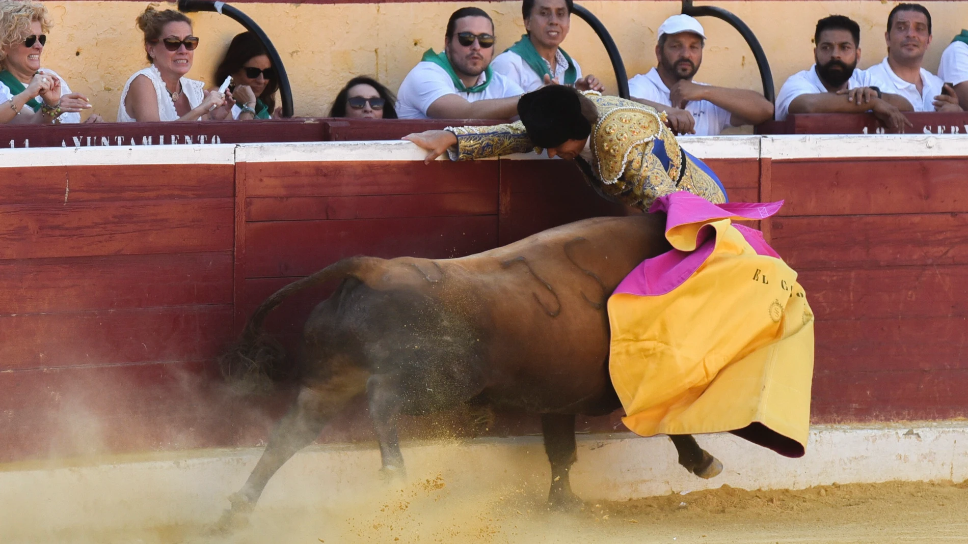 HUESCA, 12/08/2023.- El torero Manuel Díaz "El cordobés" sufre una cogida en la plaza de toros de Huesca este sábado. EFE/Javier Blasco 