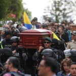 El féretro del candidato ecuatoriano Fernando Villavicencio es trasladado hacia el cementerio