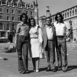 Eugenio de Nora junto a su familia ante la Casa Botines de León