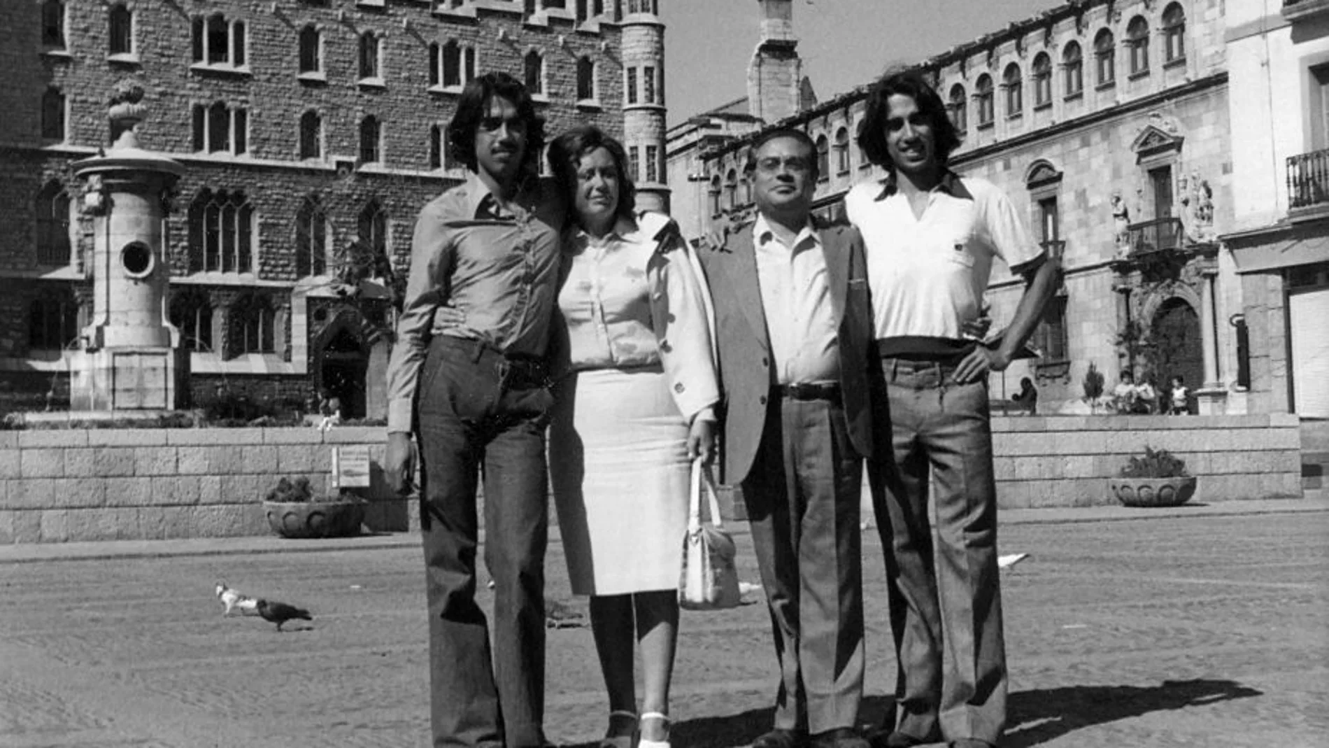 Eugenio de Nora junto a su familia ante la Casa Botines de León
