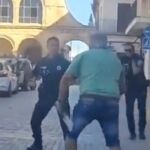 Un policía local recibe una puñalada en el cuello durante una intervención en Cuenca