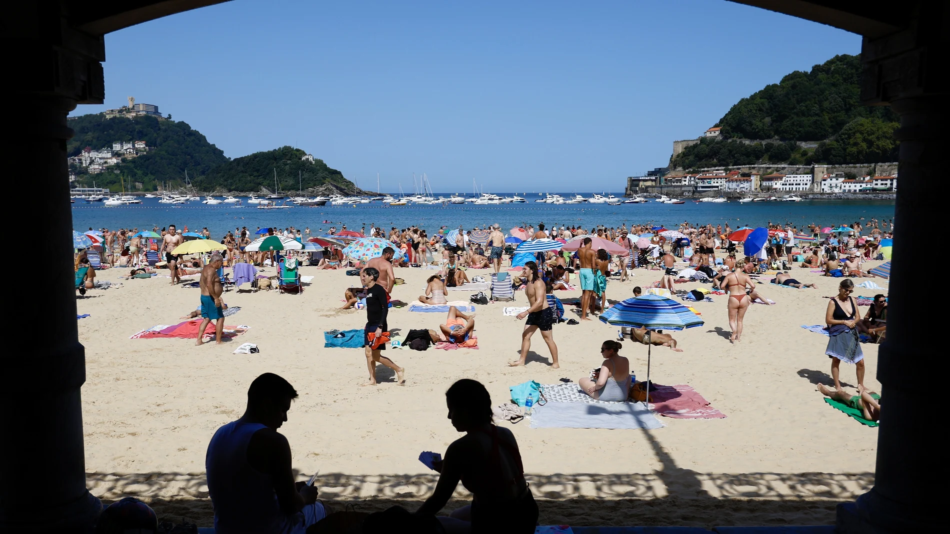 La playa de La Concha de San Sebastián, abarrotada en agosto