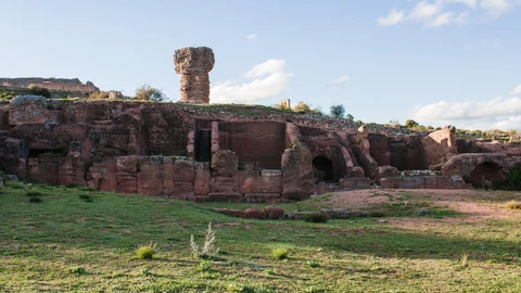 Murallas en el yacimiento soriano de Tiermes