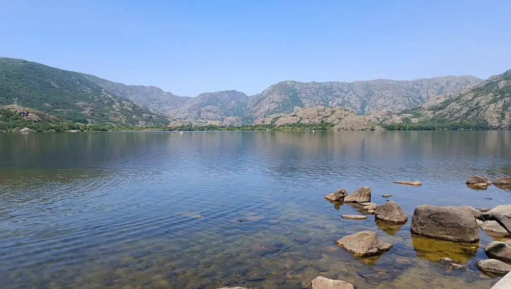 Aguas cristalinas en el Lago de Sanabria