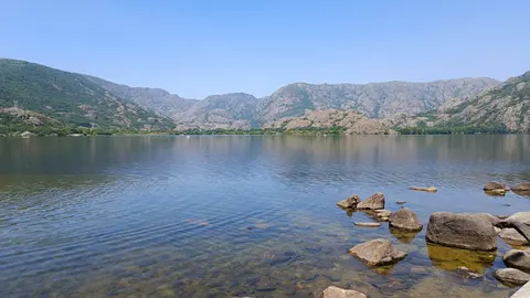 Aguas cristalinas en el Lago de Sanabria