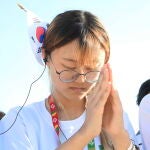 Una peregrina surcoreana, durante la misa de clausura de la JMJ de Lisboa el pasado domingo