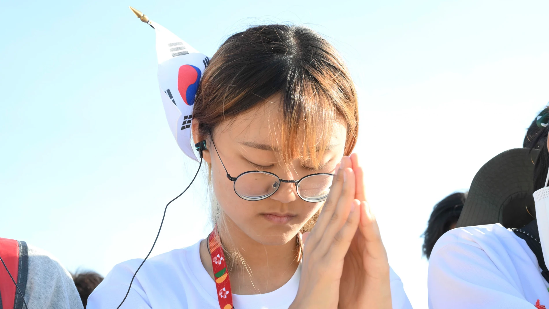 Una peregrina surcoreana, durante la misa de clausura de la JMJ de Lisboa el pasado domingo