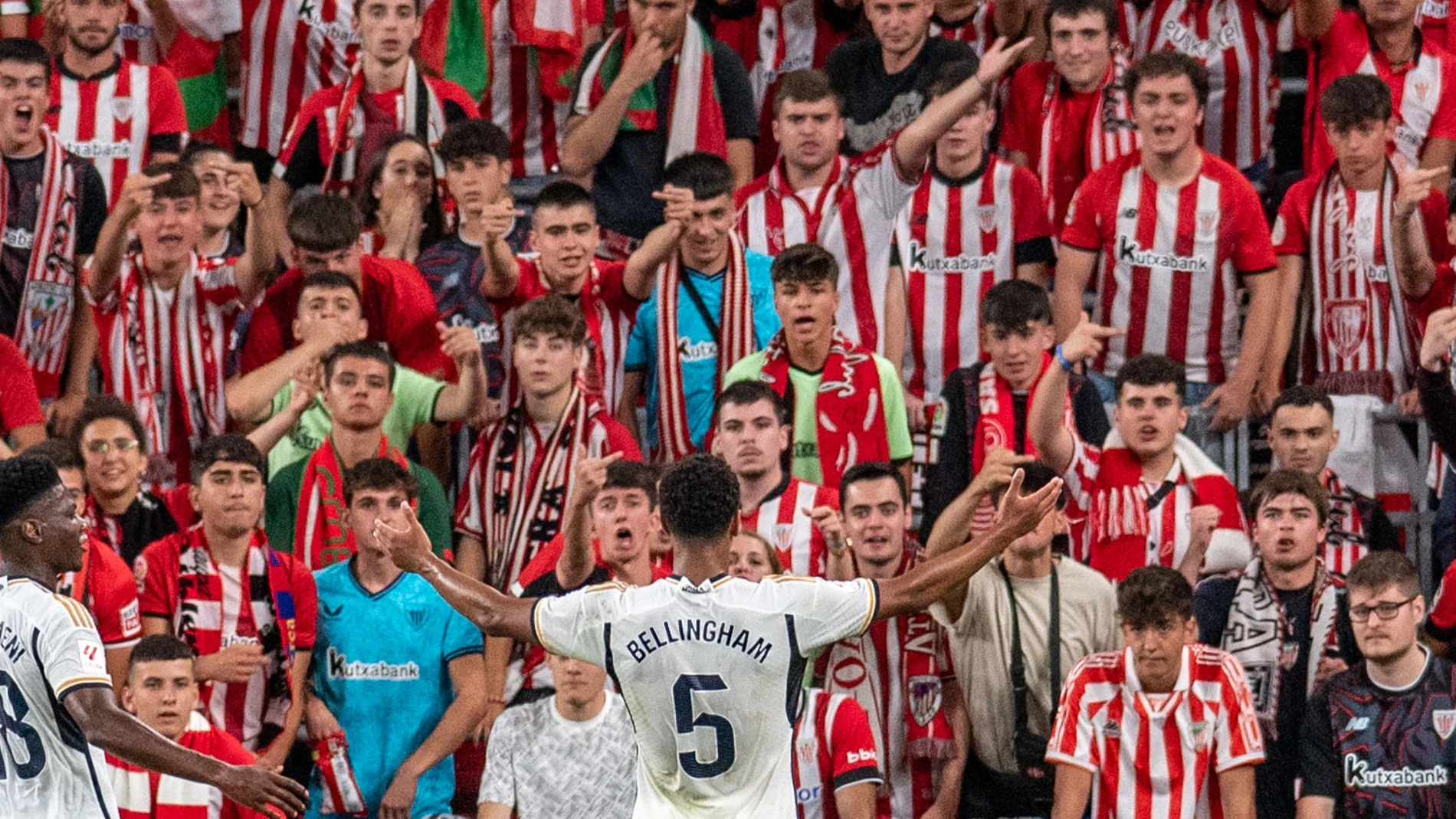 Bilbao, 12/08/2023.- El centrocampista inglés del Real Madrid Bellingham (c) celebra marcar el segundo gol de su equipo, durante la jornada 1 de LaLiga ante el Athletic Club que disputan este sábado en el estadio de San Mamés, en Bilbao. EFE/Javier Zorrilla 