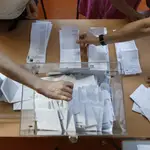 Recuento de votos en un colegio electoral el 23J.