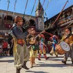 Miles de personas llenan el mercado medieval de Puebla de Sanabria