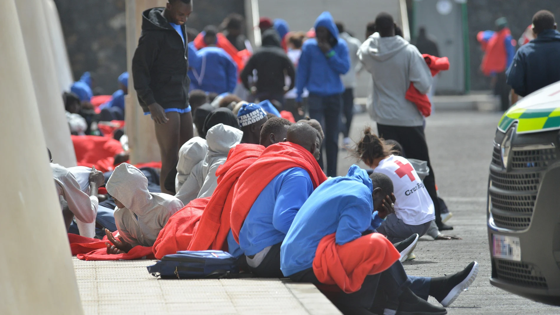 Varios inmigrantes son atendidos por los servicios de emergencias, en el Puerto de la Restinga, a 11 de agosto de 2023, en El Pinar de El Hierro, El Hierro, Islas Canarias.