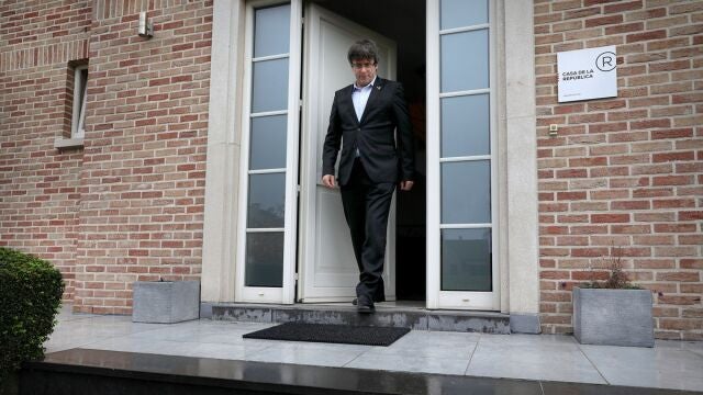 CARLES PUIGDEMONT SALIENDO DE SU RESIDENCIA EN WATERLOO 
