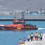 Rescatada una embarcación neumática con 53 inmigrantes en la costa de Fuerteventura