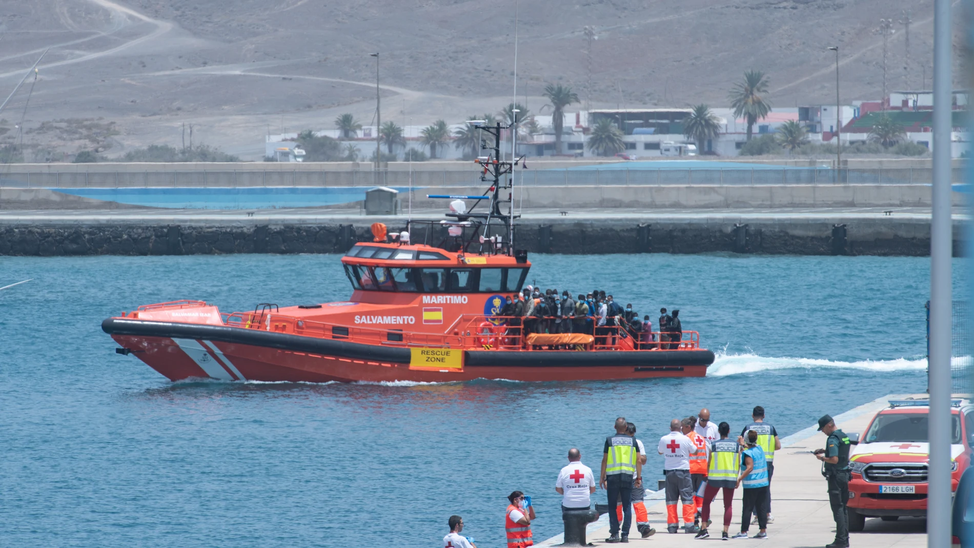 GRAFCAN5635. GRAN TARAJAL (FUERTEVENTURA), 13/08/2023.- Salvamento Marítimo ha rescatado este domingo una embarcación neumática con 53 personas a bordo a unas 40 millas de Gran Tarajal (sureste de Fuerteventura). Los migrantes, de origen subsahariano y magrebí, son 47 hombres y seis mujeres. EFE/ Carlos De Saá