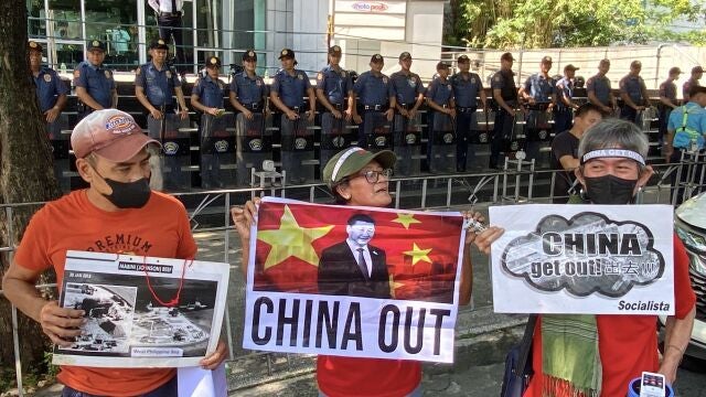 Filipinos protestan frente al consulado chino en Makati