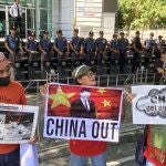 Filipinos protestan frente al consulado chino en Makati