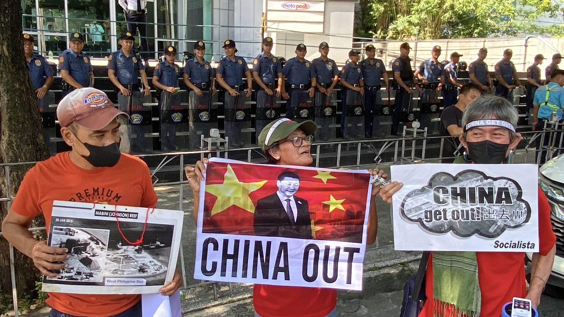 Filipinos protestan frente al consulado chino en Makati