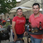 Fabián Rodriguez y Aurora Benítez , en la terraza del bar de Villalaco (Palencia)