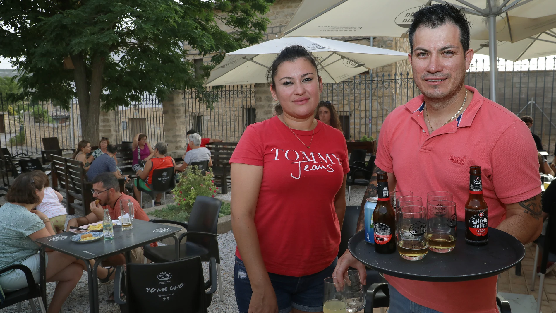 Fabián Rodriguez y Aurora Benítez , en la terraza del bar de Villalaco (Palencia)
