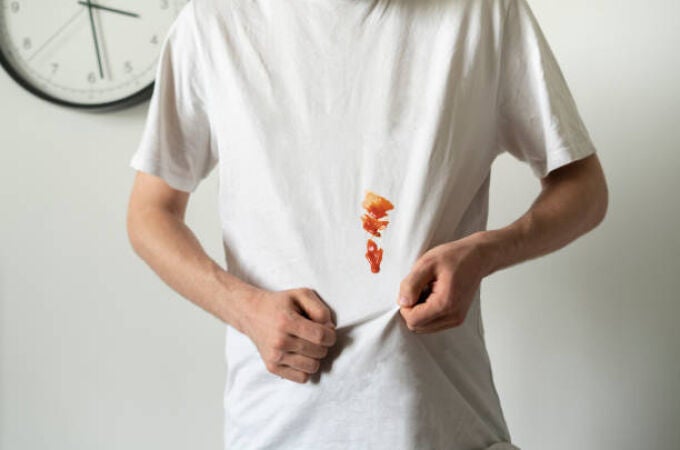 Una camiseta blanca manchada de salsa de tomate