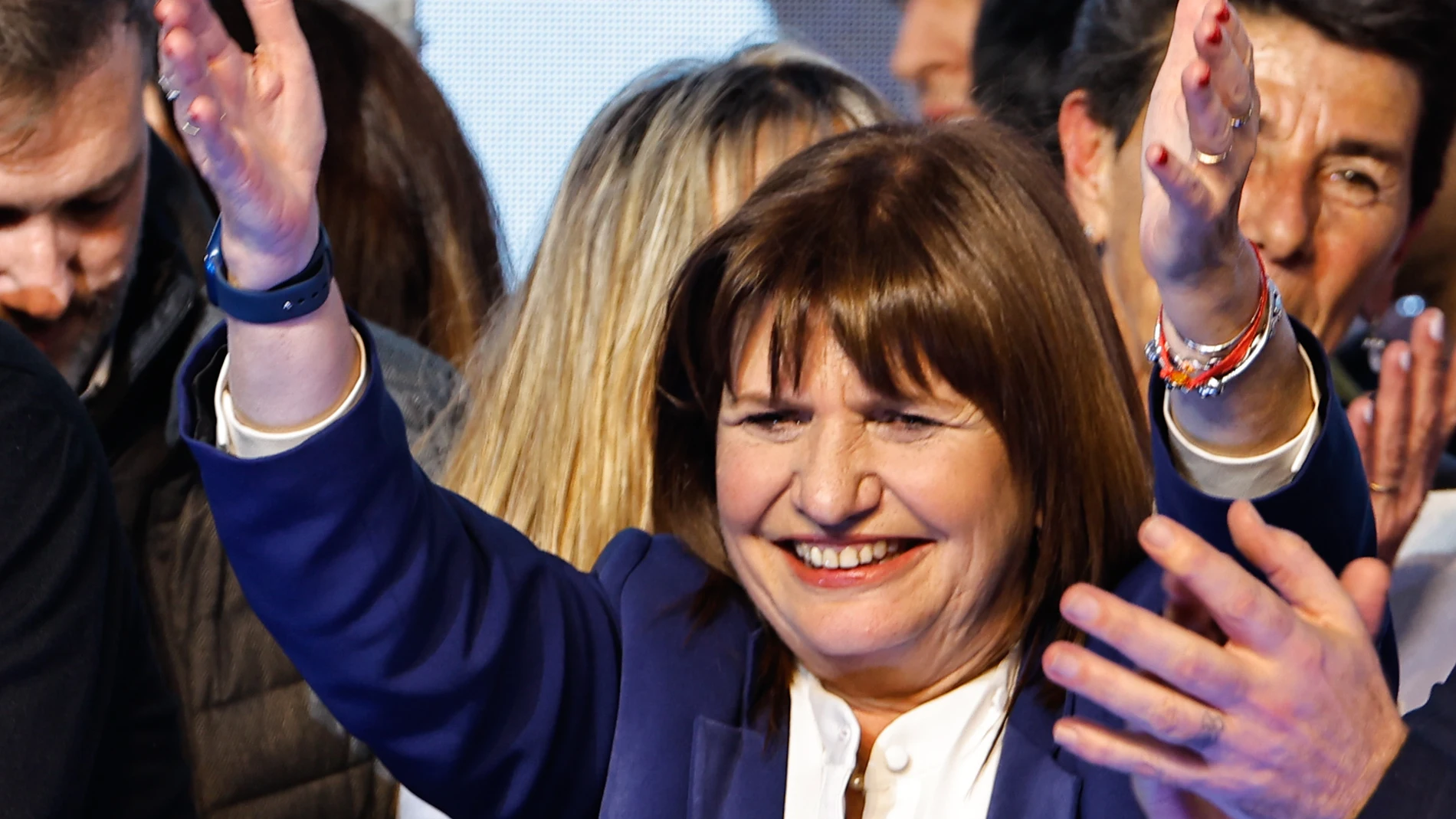 AME639. BUENOS AIRES (ARGENTINA), 13/08/2023.- La dirigente de centroderecha Patricia Bullrich celebra durante un mitin luego de conocerse los primeros resultados tras las elecciones primarias, hoy, en Buenos Aires (Argentina). Contabilizado el 66,31 % de las mesas de votación, Javier Milei acapara el 32,11 % de los votos (5,1 millones de sufragios). La coalición oficialista se sitúa tercera, con el 25,84 % de los sufragios, por detrás del frente opositor Juntos por el Cambio (centroderecha),...