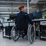 Mujer en silla de ruedas en su lugar de trabajo.