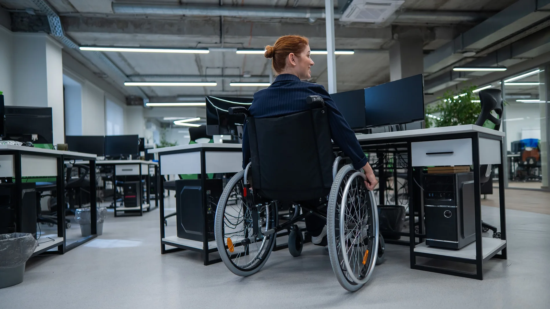 Mujer en silla de ruedas en su lugar de trabajo.
