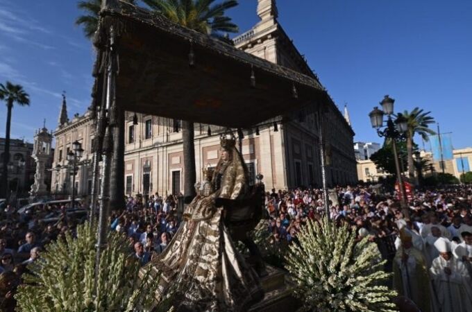 La talla de la Virgen de los Reyes procesiona de nuevo en Sevilla