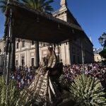 La talla de la Virgen de los Reyes procesiona de nuevo en Sevilla