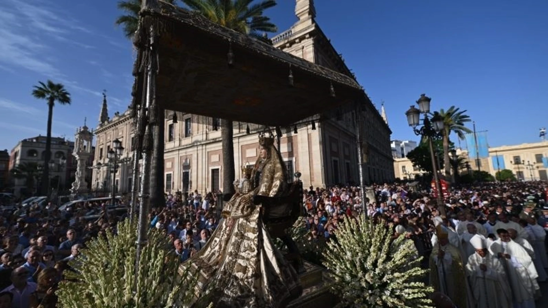 La talla de la Virgen de los Reyes procesiona de nuevo en Sevilla