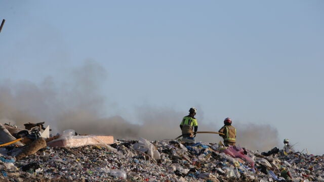 Incendio controlado en el vertedero de Zamora