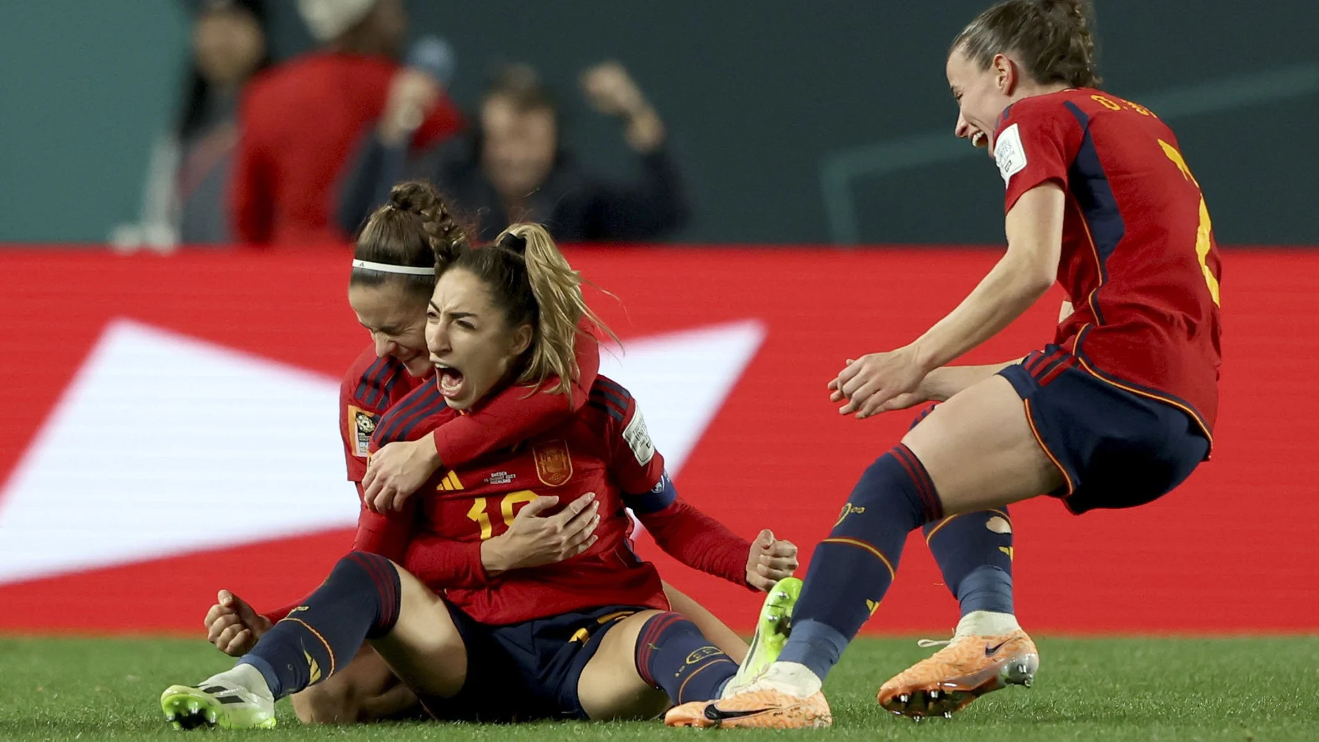 La jugadora española Olga Carmona (2i) celebra con sus compañeras tras ganar a Suecia en la semifinal del Mundial femenino de fútbol disputado este martes en Auckland (Nueva Zelanda)