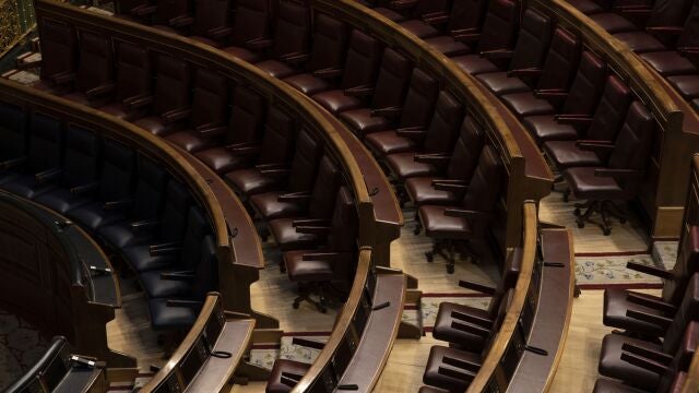 Hemiciclo del congreso de los diputados vacío.