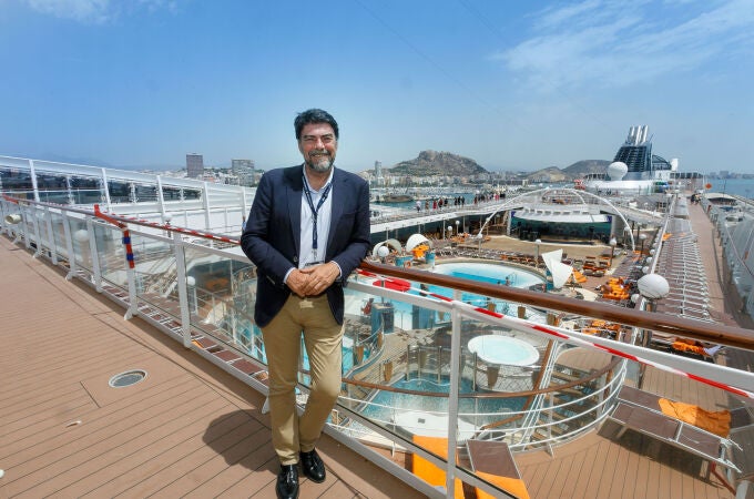 El alcalde, Luis Barcala, durante la inauguración de la temporada alta de cruceros en julio de 2022 en el MSC Orquestra que utiliza Alicante como Puerto Base