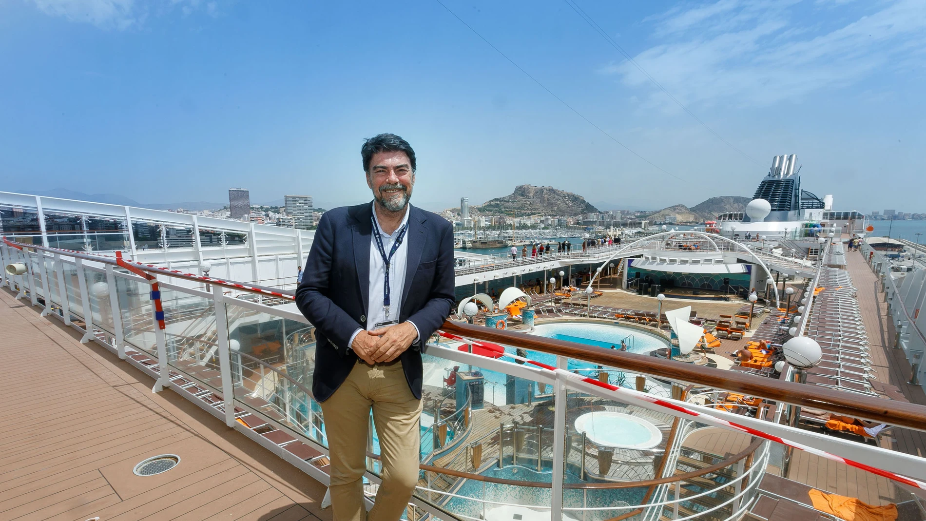 El alcalde, Luis Barcala, durante la inauguración de la temporada alta de cruceros en julio de 2022 en el MSC Orquestra que utiliza Alicante como Puerto Base