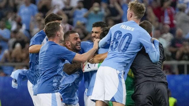 Los jugadores del City celebran la victoria en la Supercopa de Europa