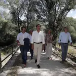 Suárez-Quiñones durante su visita a la senda del Roblón de Estalaya