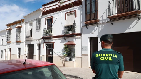 Vivienda en Osuna donde aparecieron los cadáveres de un hombre y una mujer en avanzado estado de descomposición