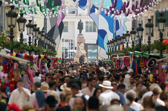 Miles de malagueños y turistas disfrutan de la Feria de Málaga